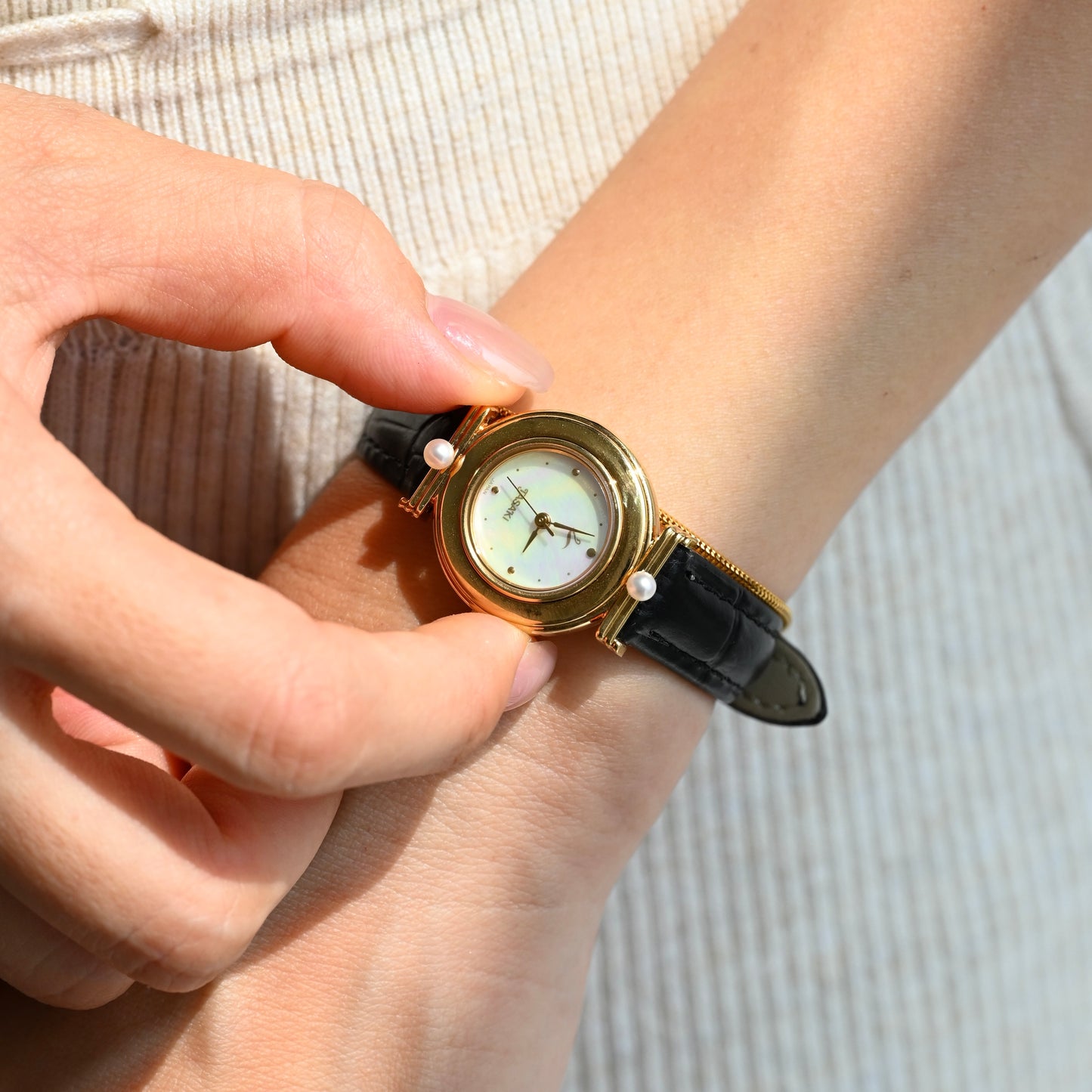 Tasaki V811-2850 MOP Watch