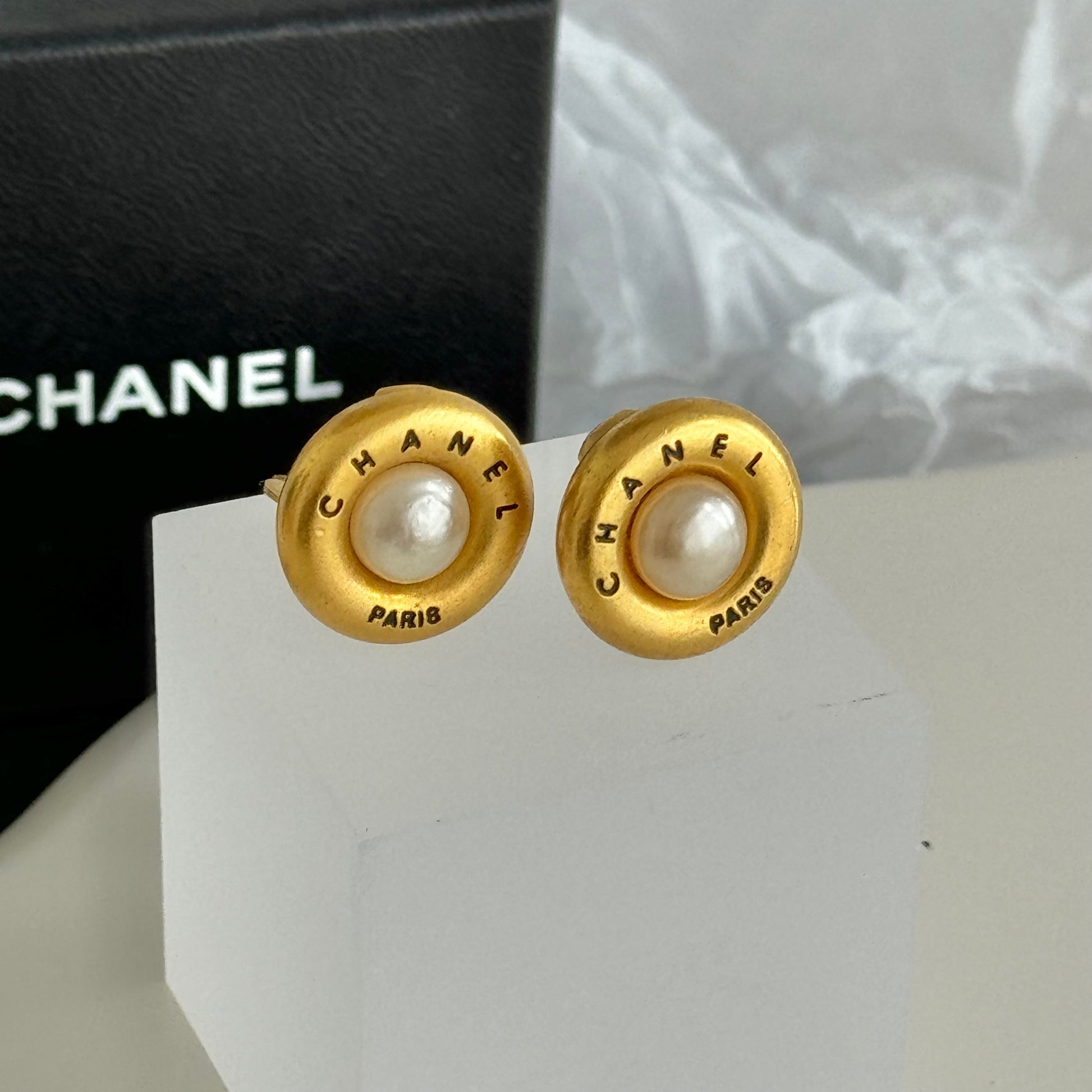 Chanel 24k gold with pearl Earclip - Leluxe Vintage Sdn. Bhd.