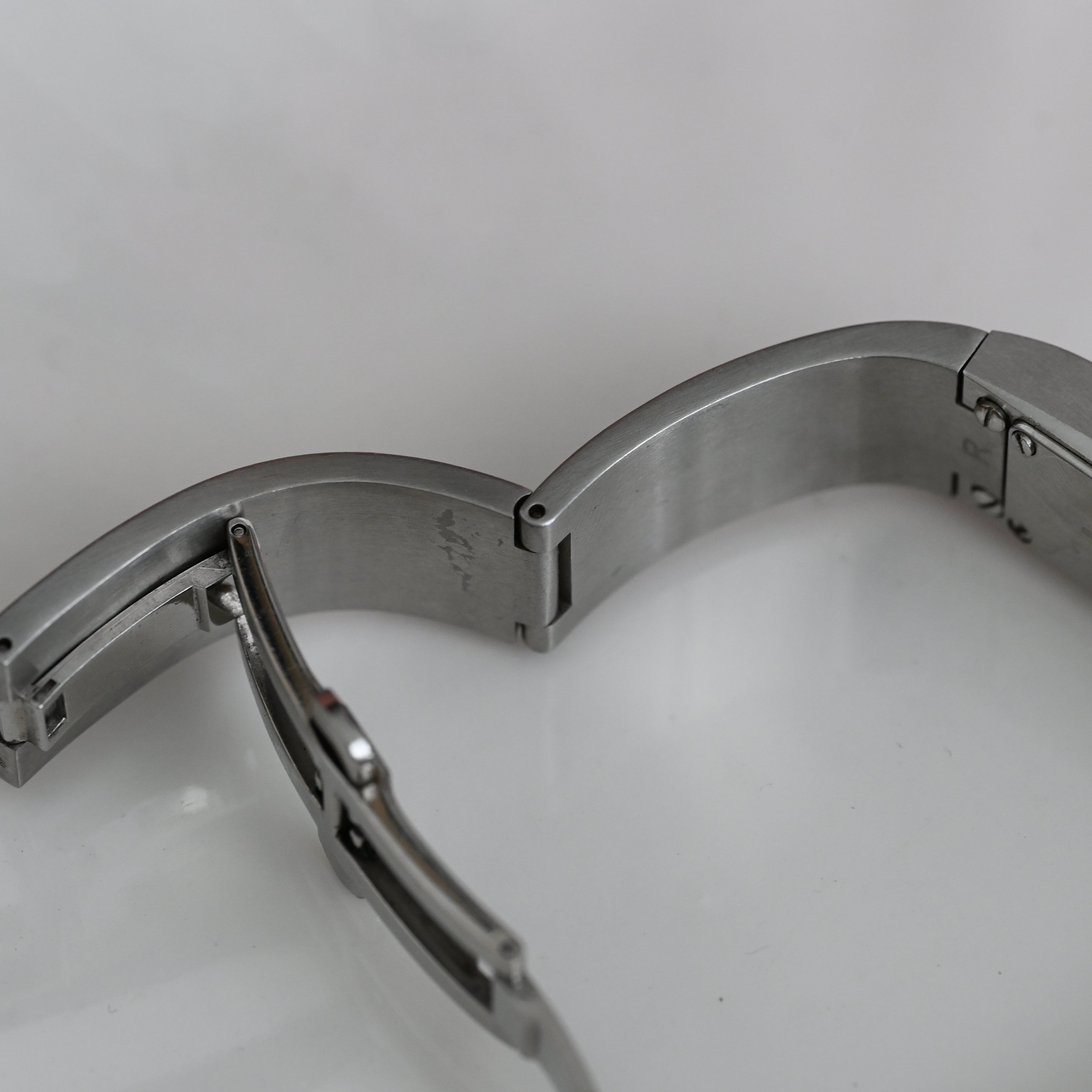 Gucci 2400S Stainless Steel Bangle Watch – Leluxe Vintage Sdn. Bhd.