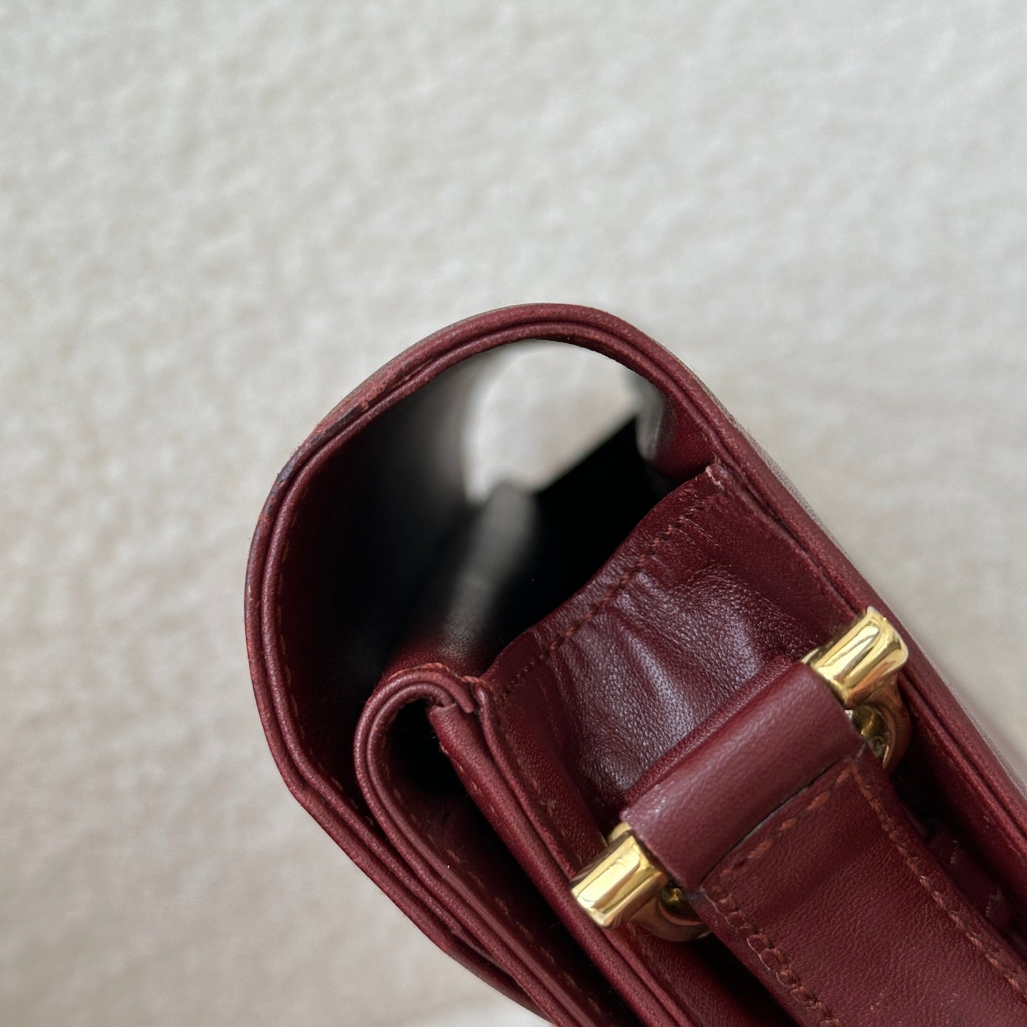 Must de Cartier Messenger Bag in Bordeaux