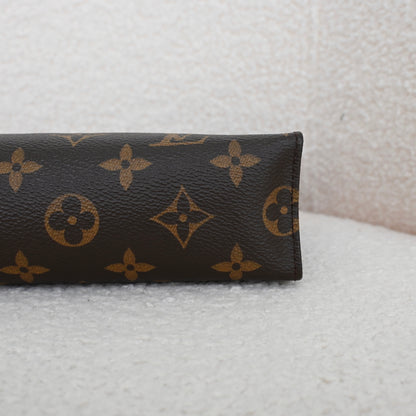 Louis Vuitton Toiletry 26