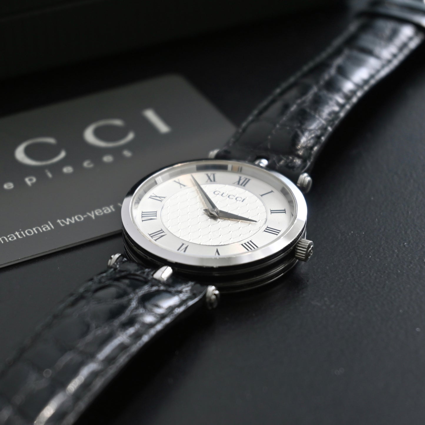 Gucci 2040M Round Face Watch