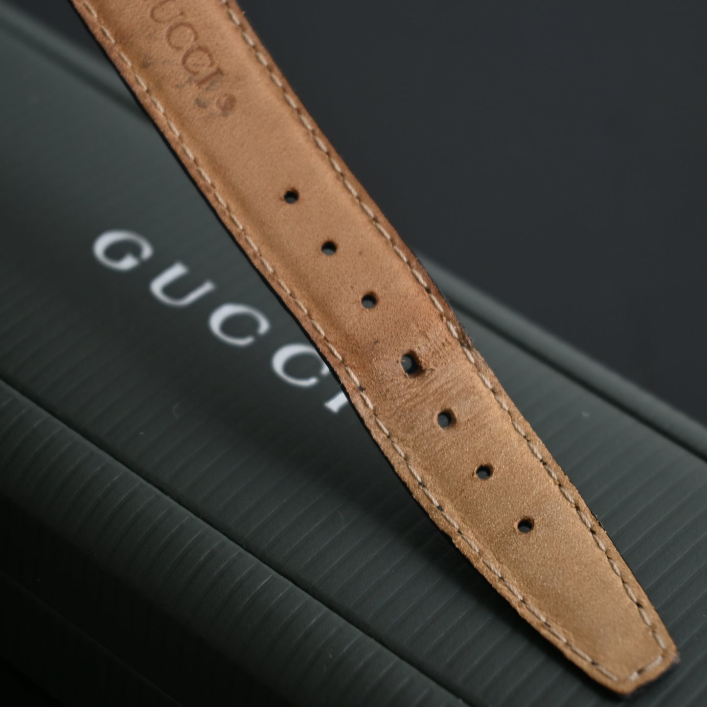 Gucci 2040M Round Face Watch