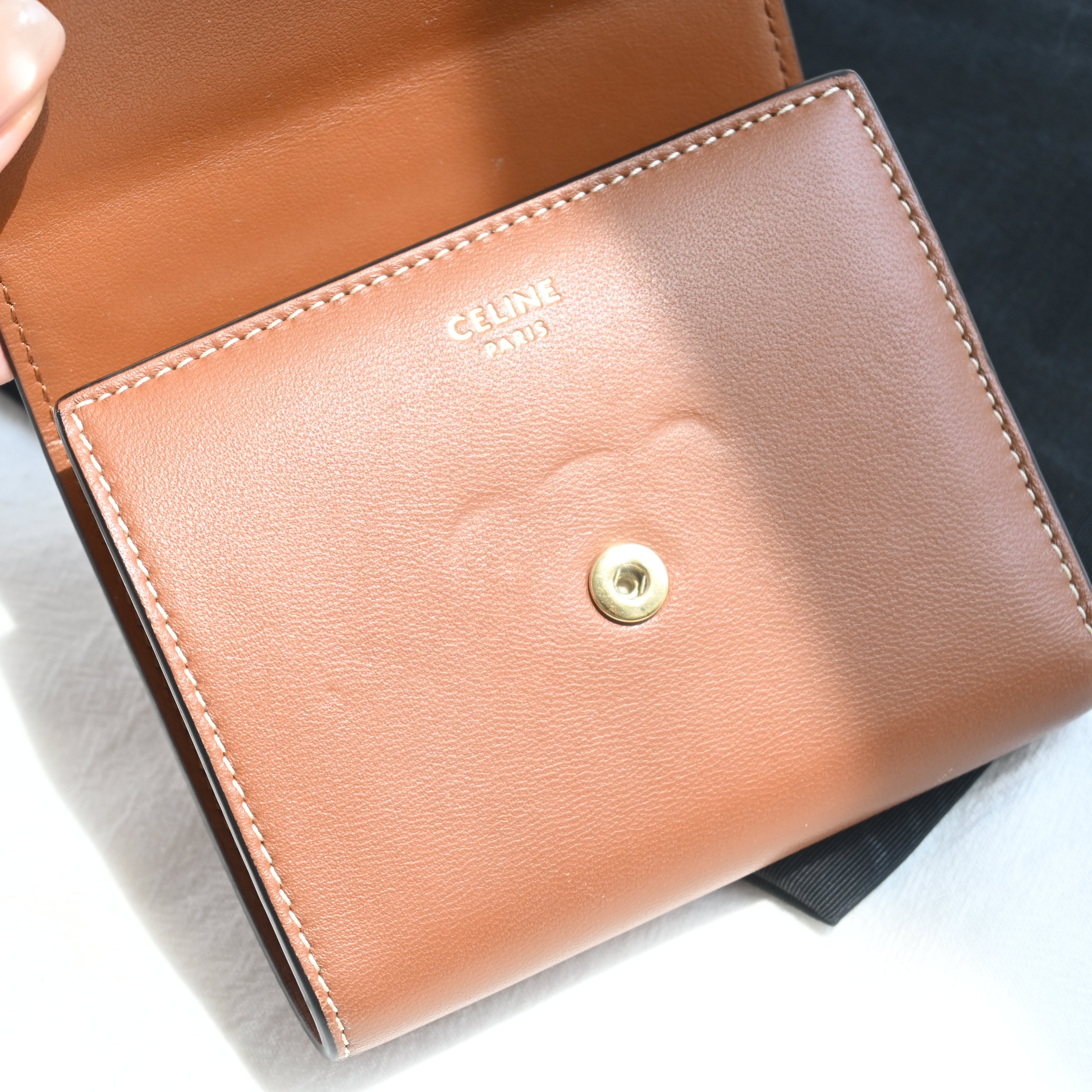 【週末限定値下げ！】CELINE SMALL TRIFOLD WALLET Amazon.com: Celine 10B57 3BEL 10 Women's Small Trifold Wallet