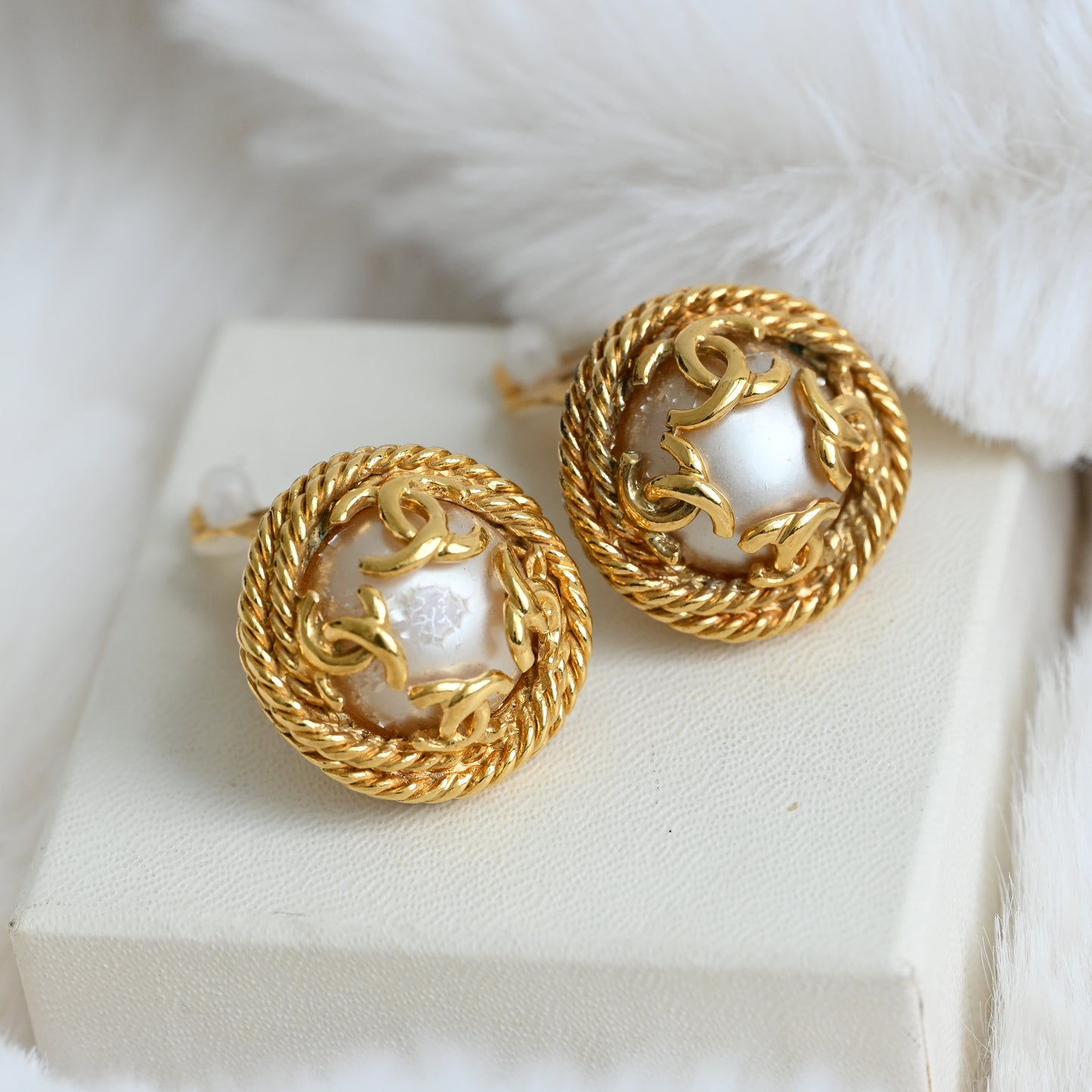 Chanel Mini CC Pearl Earclip