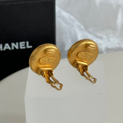 Chanel 24k gold with pearl Earclip