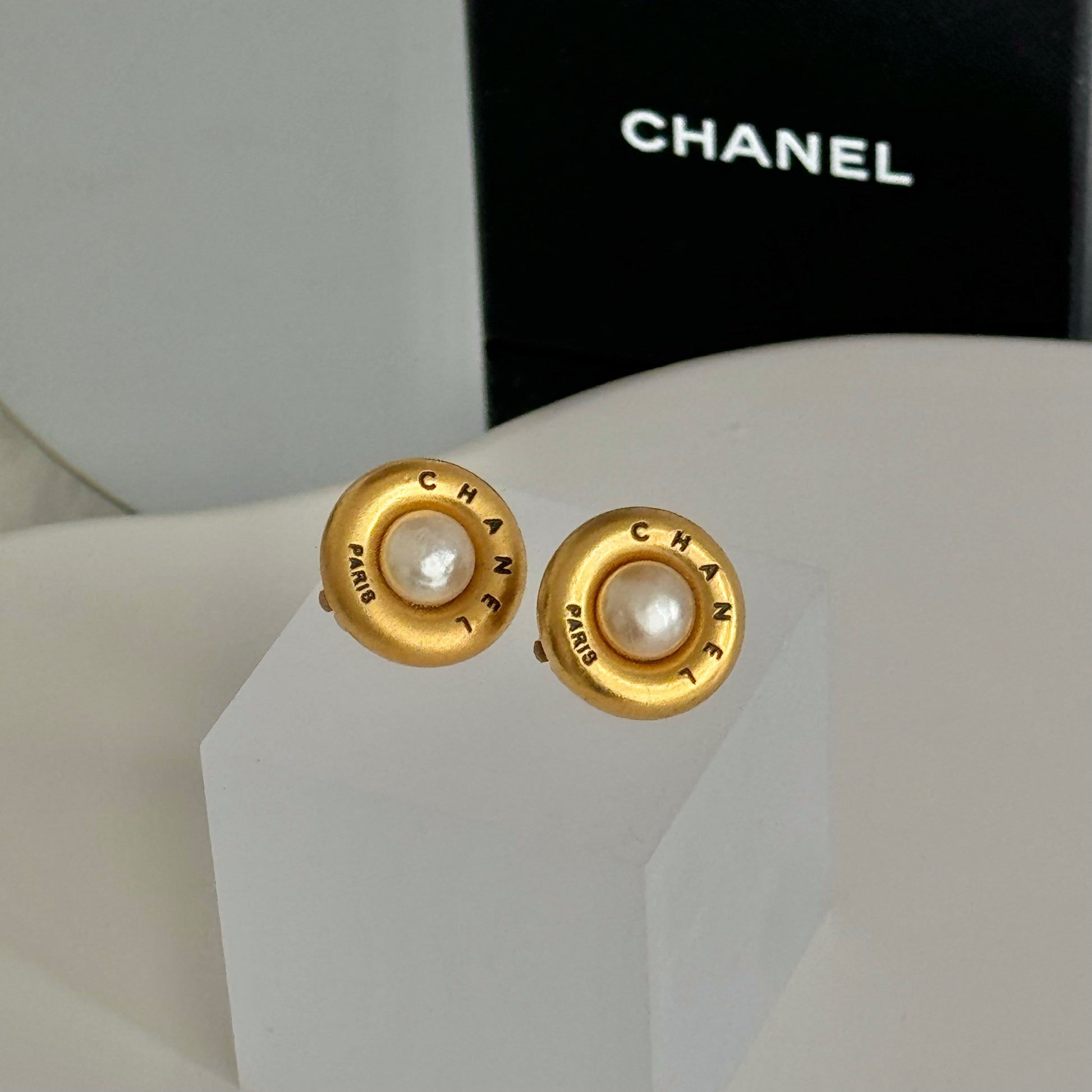 Chanel 24k gold with pearl Earclip - Leluxe Vintage Sdn. Bhd.