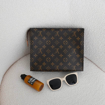 Louis Vuitton Toiletry 26