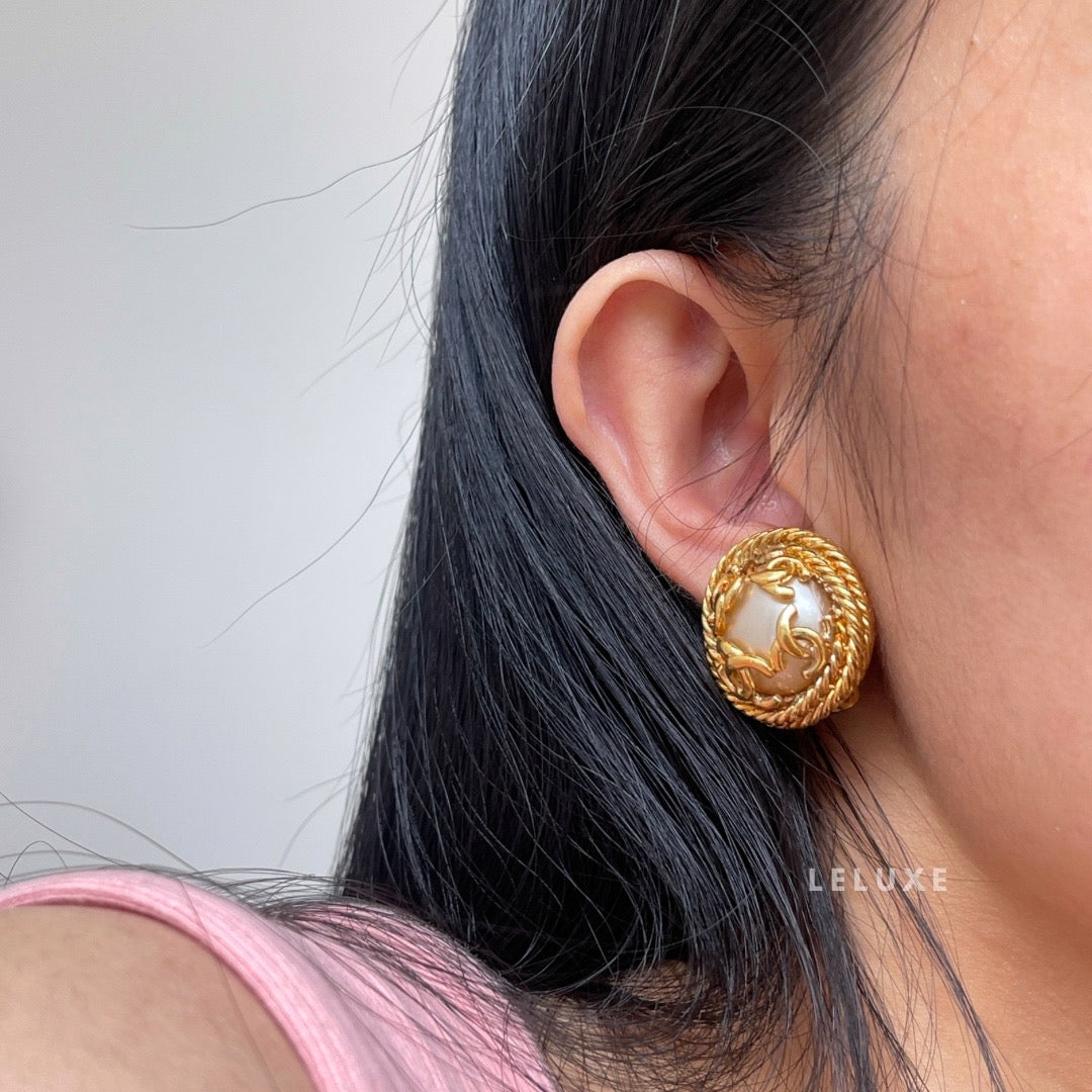 Chanel 24K Pearl Earclip