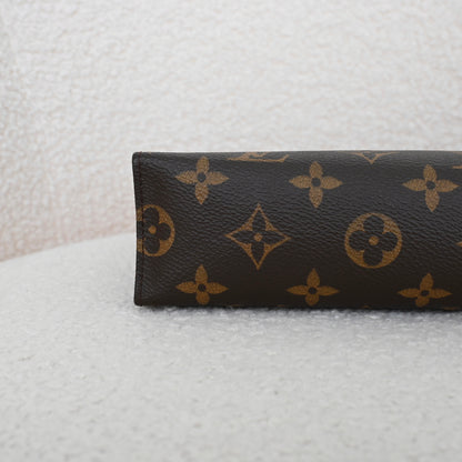 Louis Vuitton Toiletry 26