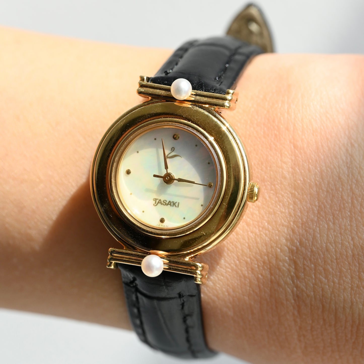 Tasaki V811-2850 MOP Watch