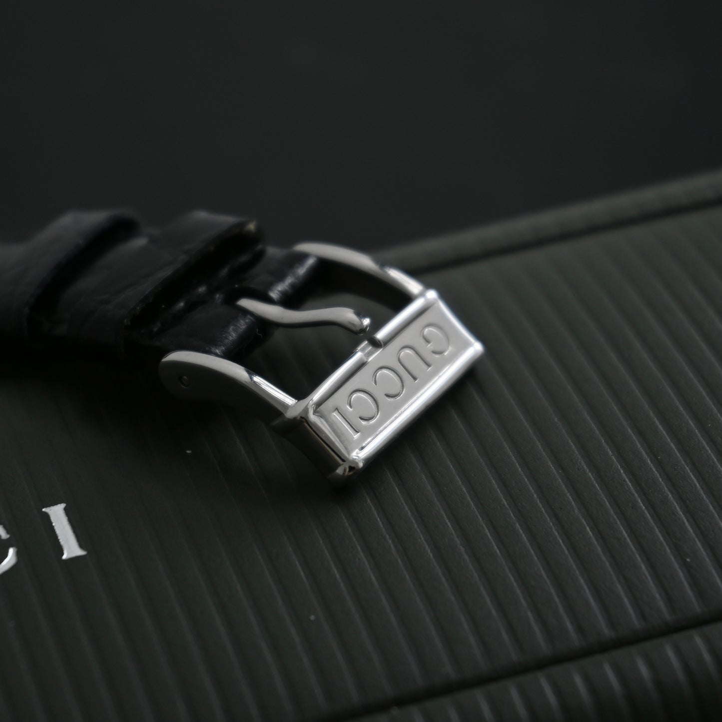 Gucci 2040M Round Face Watch