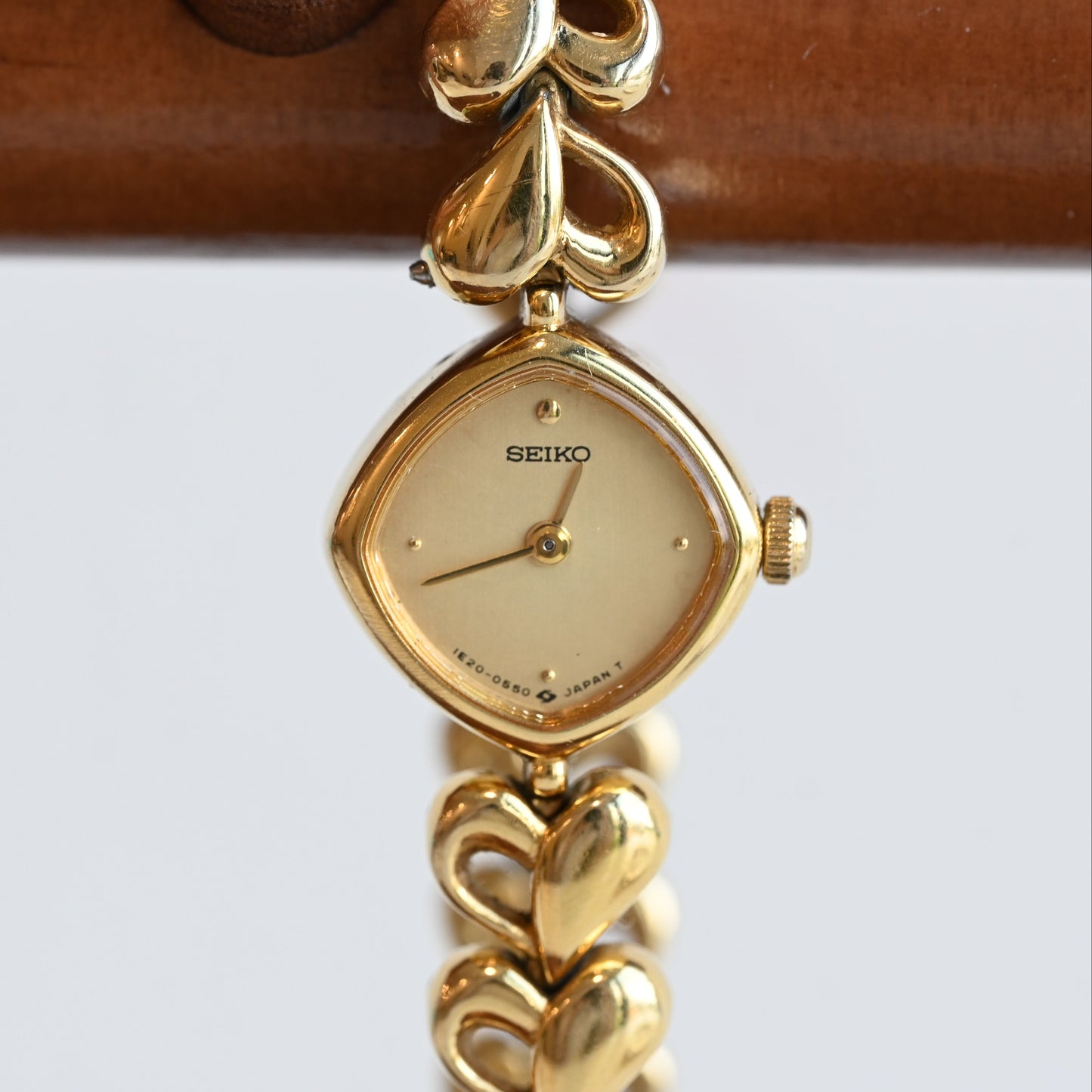 Seiko 1E20-5280 Heart-Shaped Bracelet Watch