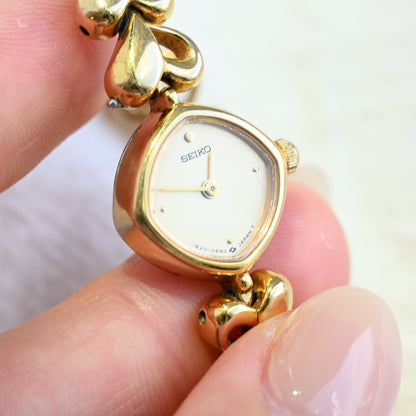 Seiko 1E20-5280 Heart-Shaped Bracelet Watch