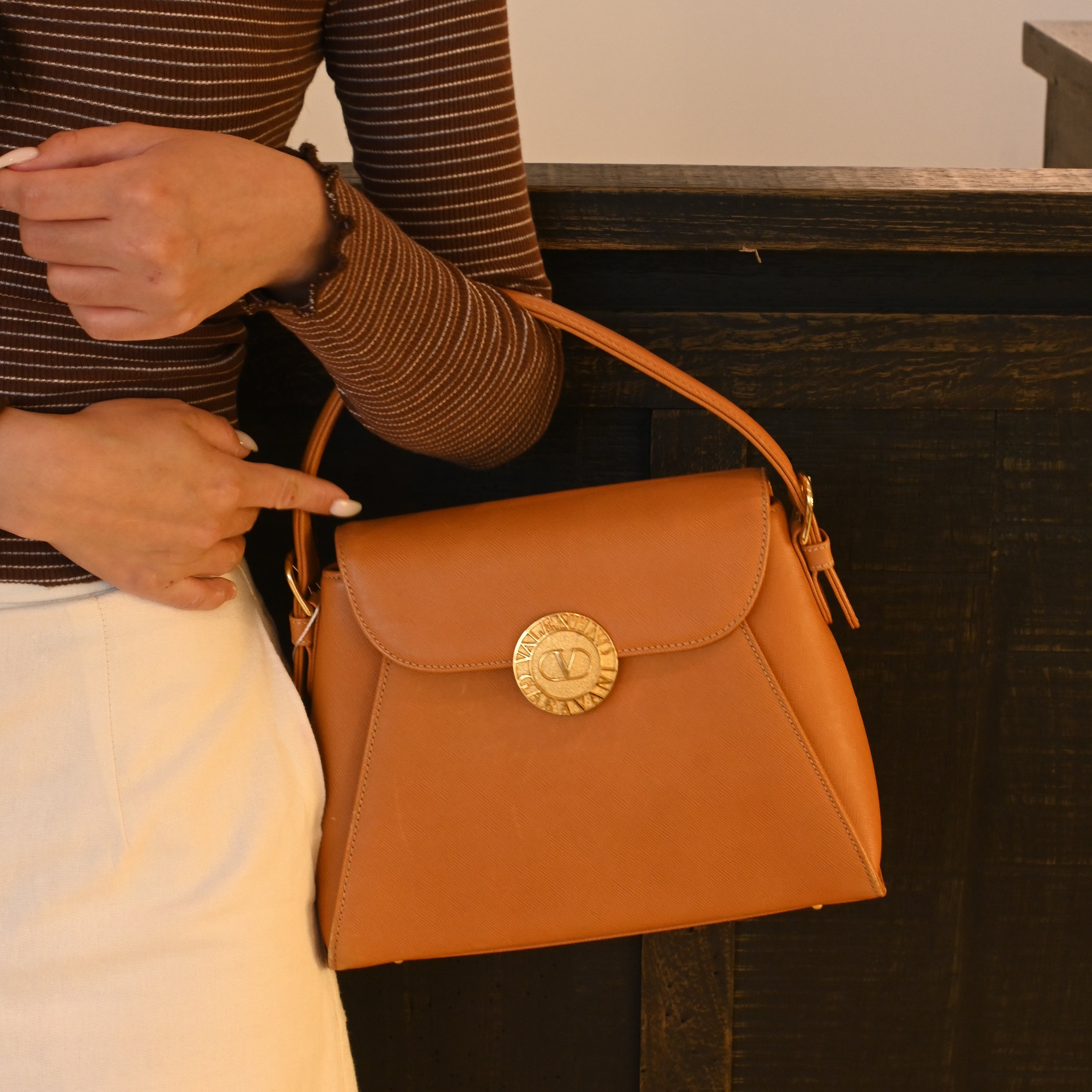 Valentino Garavani V logo bag - Leluxe Vintage Sdn. Bhd.