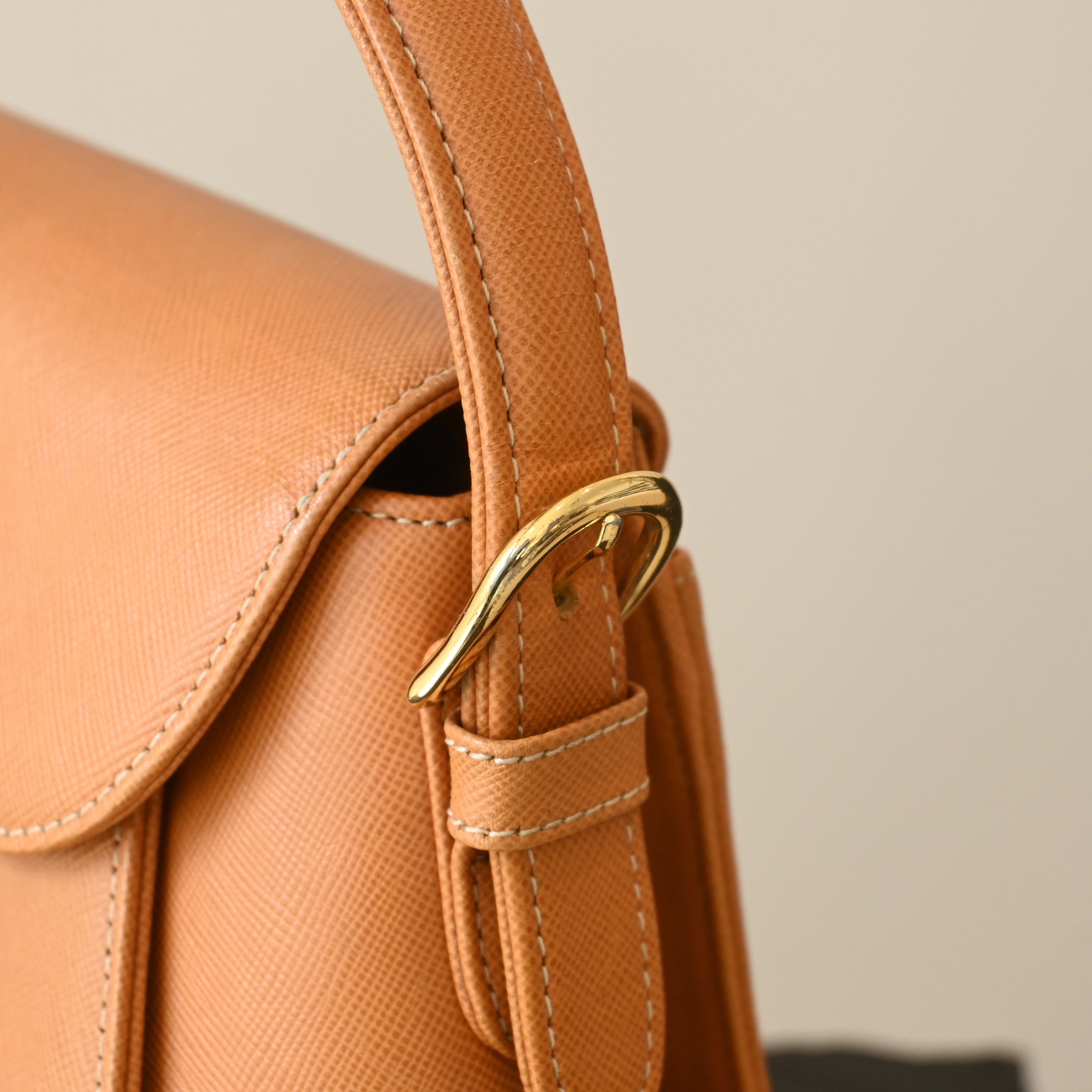 Valentino Garavani V logo bag - Leluxe Vintage Sdn. Bhd.