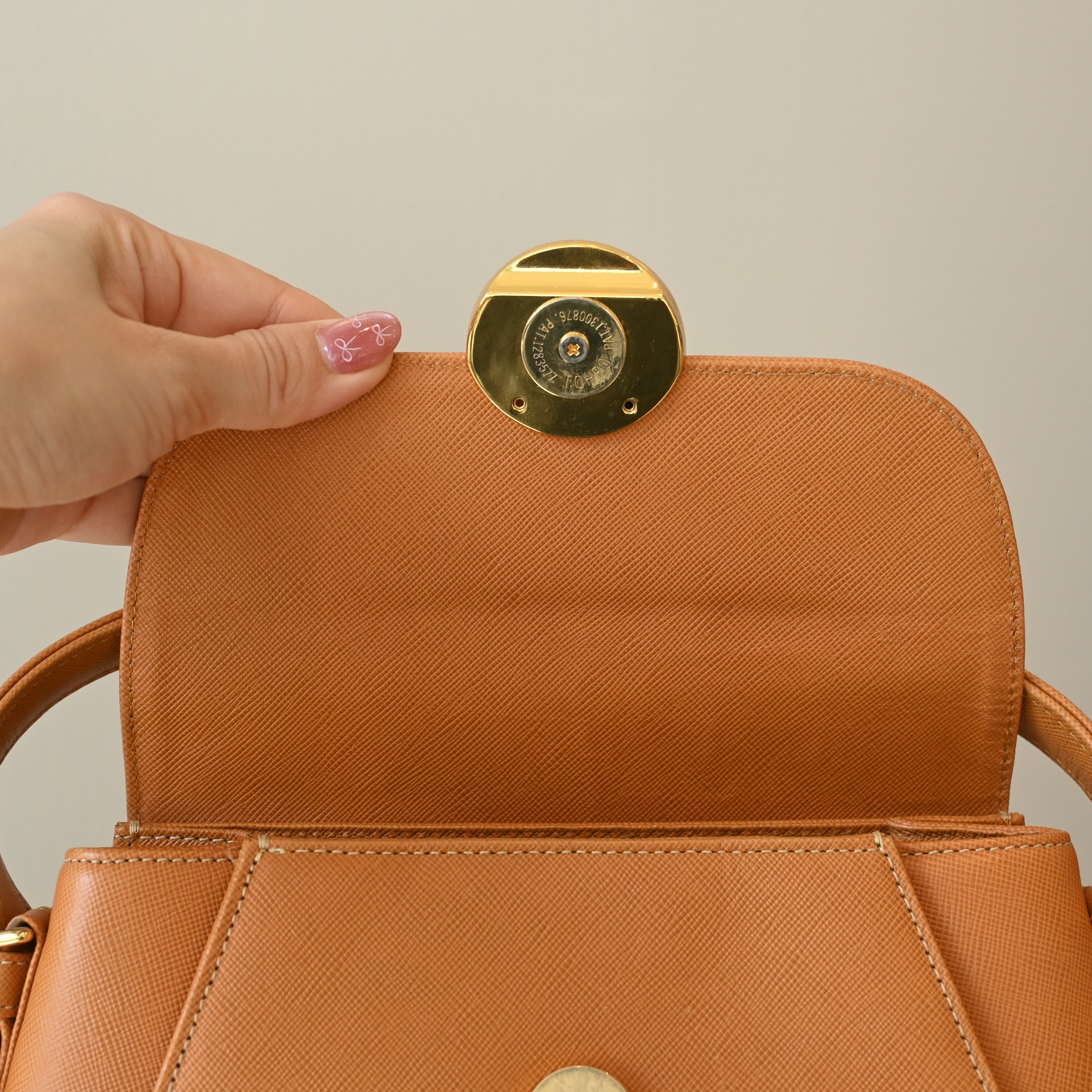 Valentino Garavani V logo bag - Leluxe Vintage Sdn. Bhd.