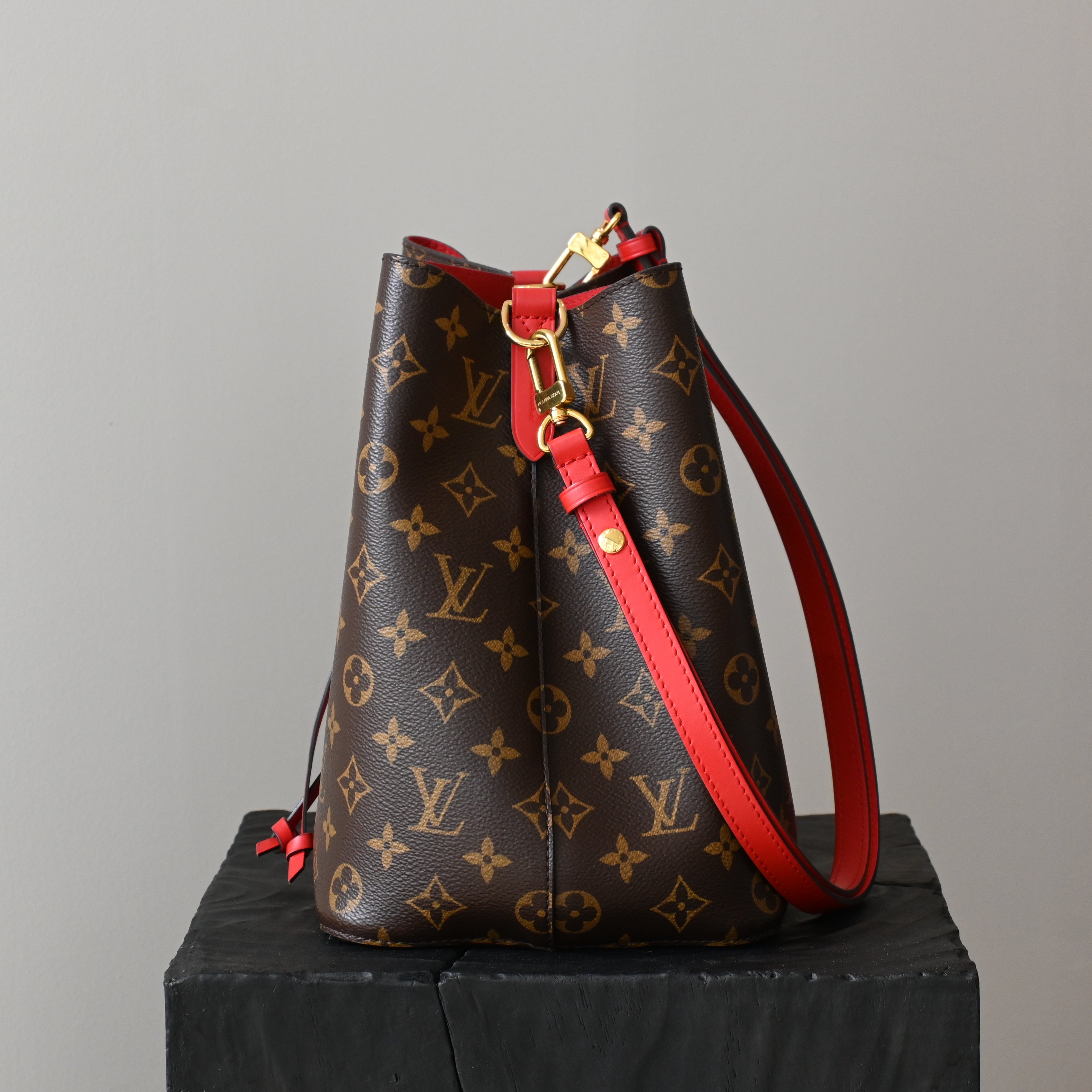 Louis Vuitton NeoNoe Bucket MM - Leluxe Vintage Sdn. Bhd.