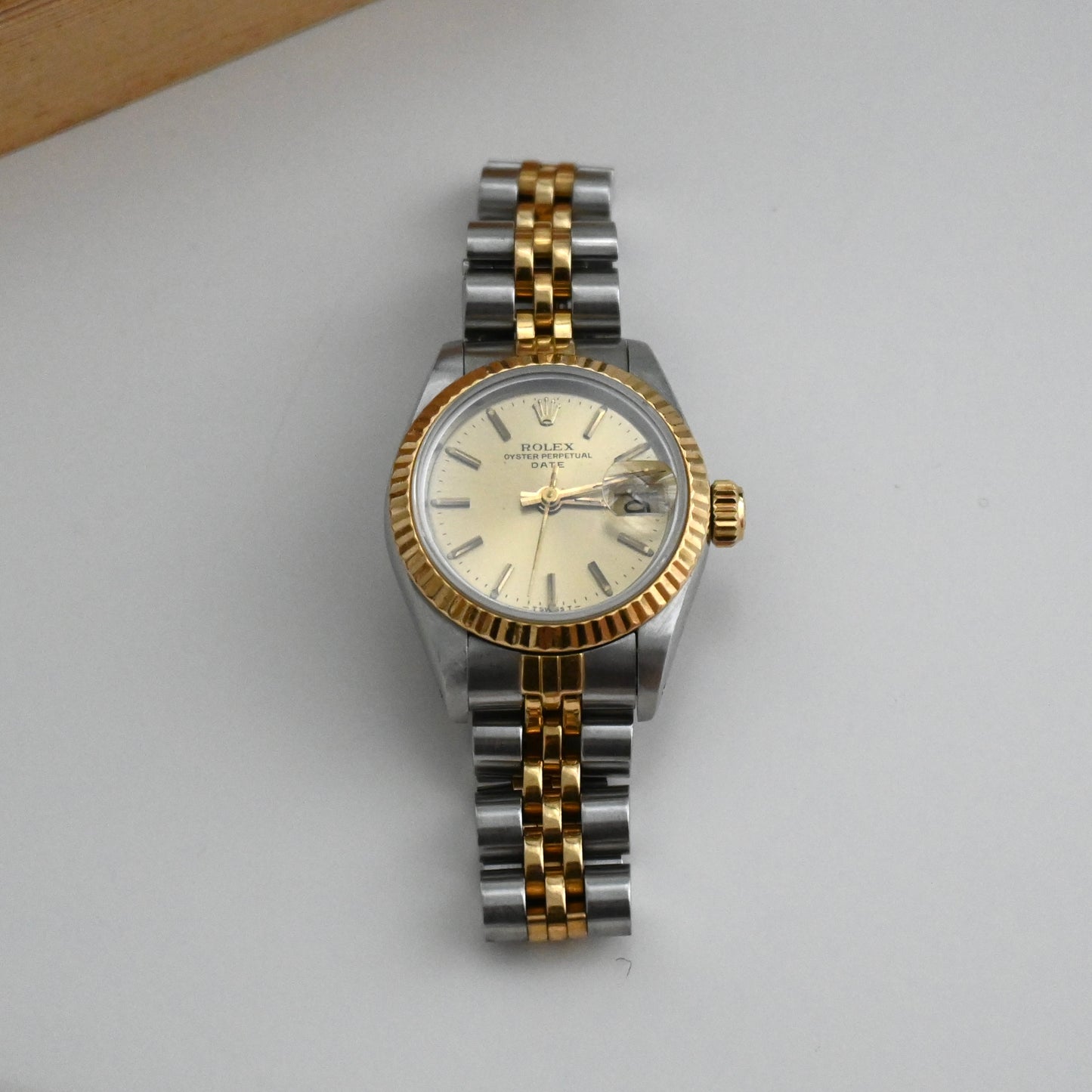 Rolex Oyster Perpetual Date ref. 69173 Champagne-Face