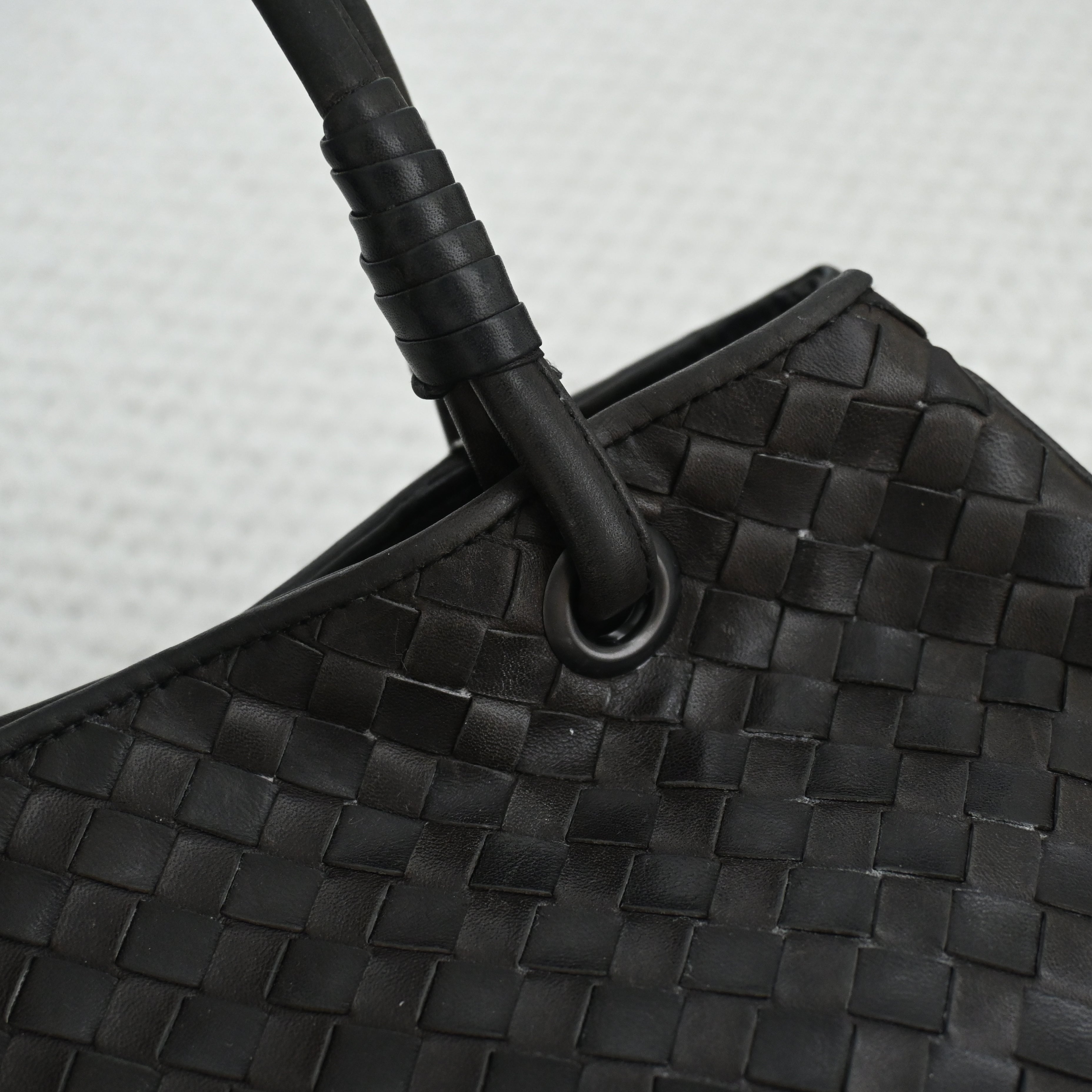バッグ Bottega Veneta Intrecciato Leather Tote Small Intrecciato Zipped Tote in BLACK | Bottega Veneta® CA