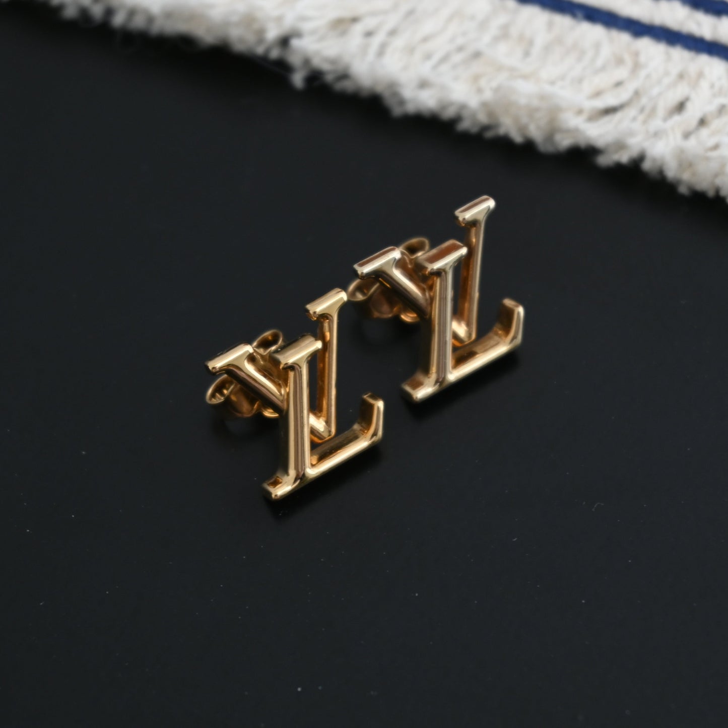 Louis Vuitton Bookle Dreille LV Iconic Piercing Jewelry