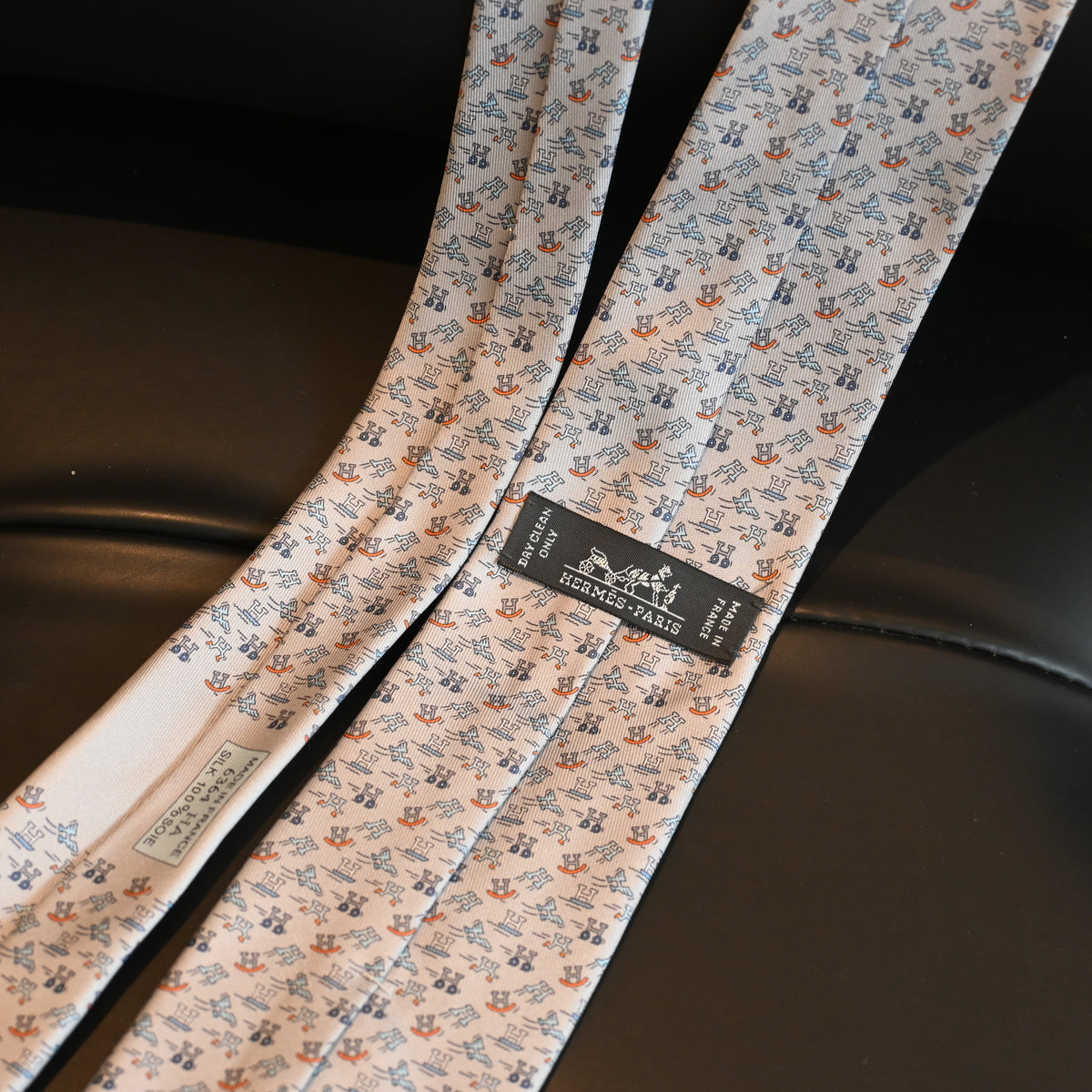 Hermès H en Mouvement Silk Tie 7 cm