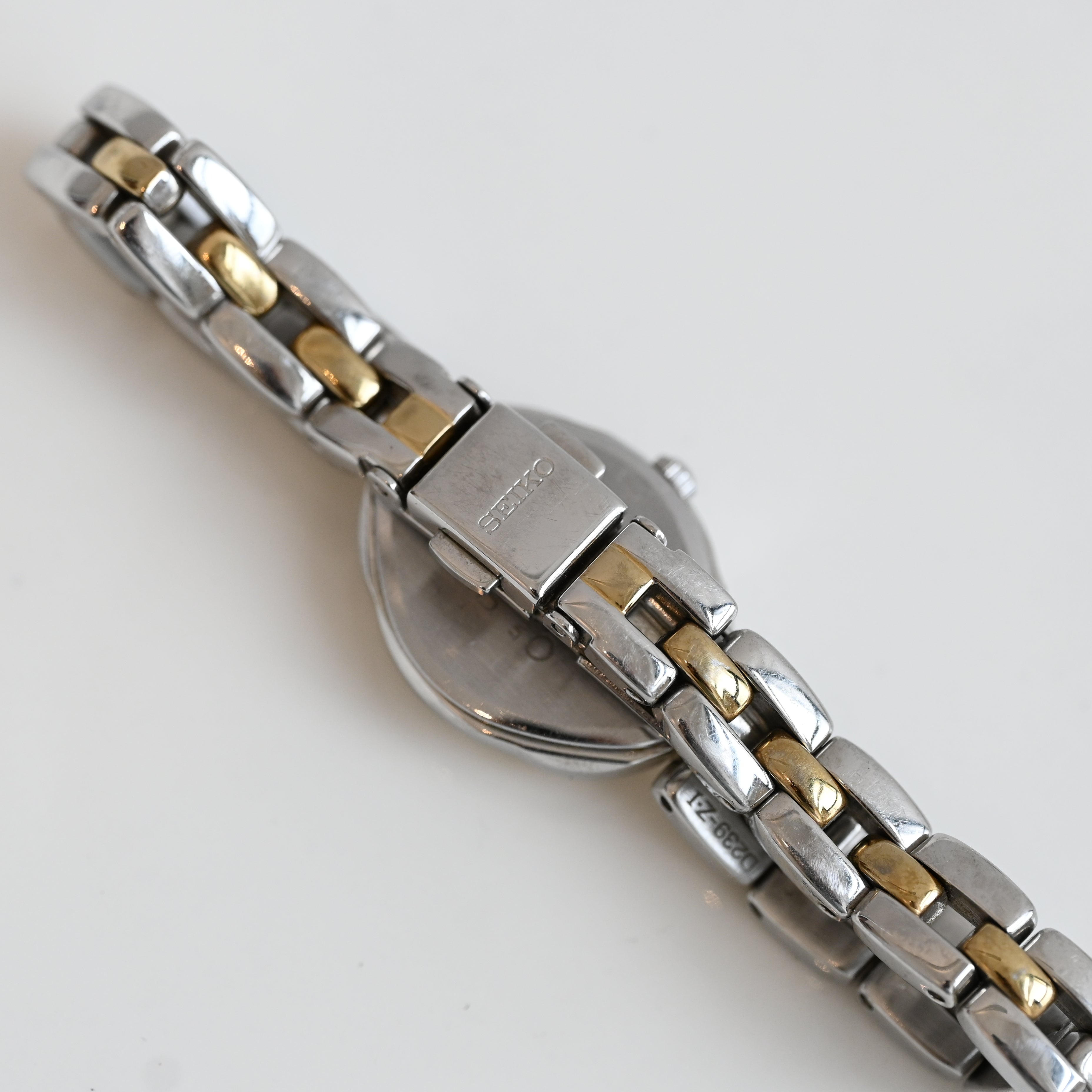 Seiko V110-0AG0 Solar Shell Dial Ladies Watch - Leluxe Vintage Sdn. Bhd.