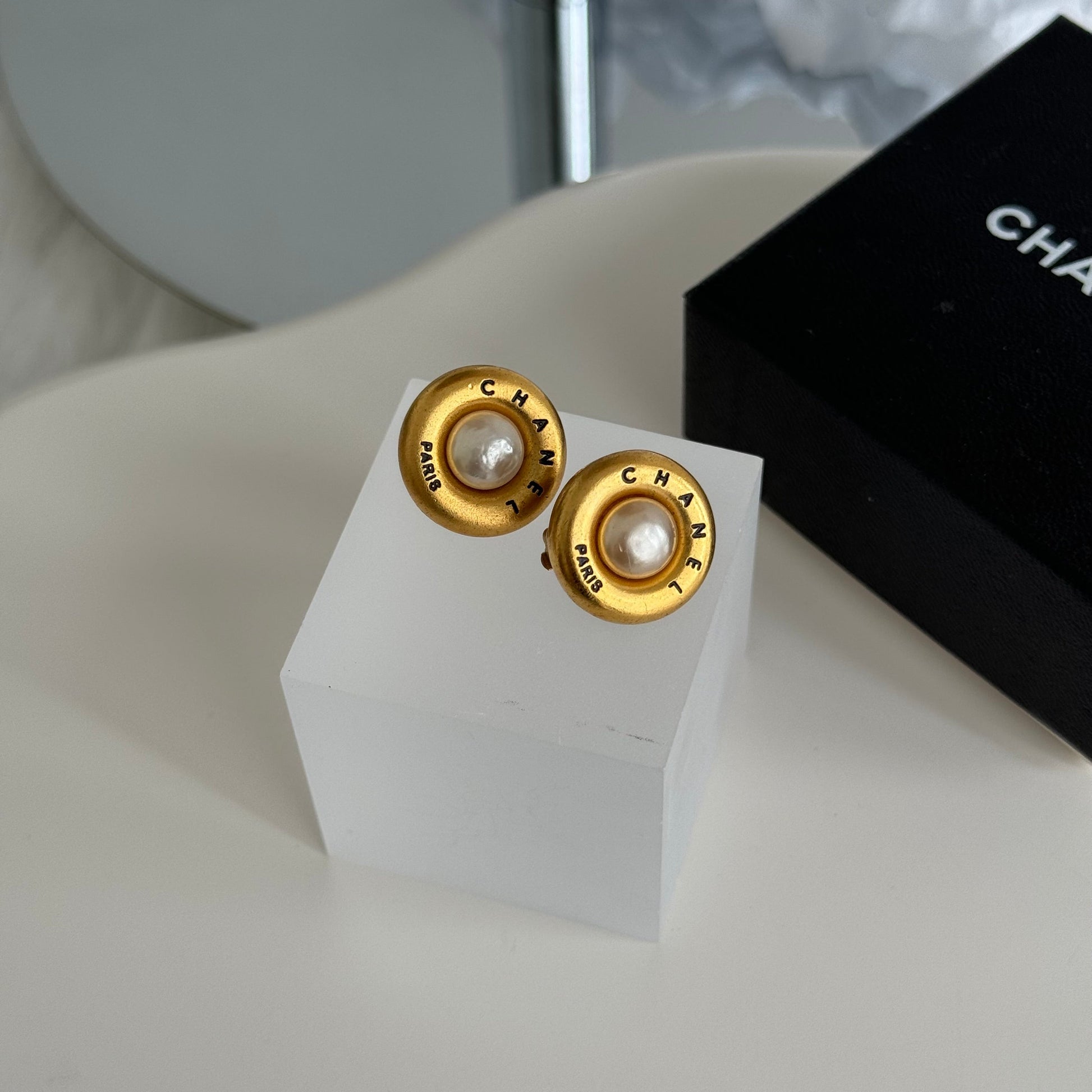Chanel 24k gold with pearl Earclip - Leluxe Vintage Sdn. Bhd.