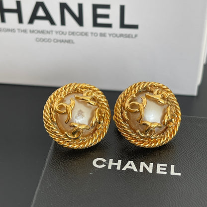 Chanel 24K Pearl Earclip