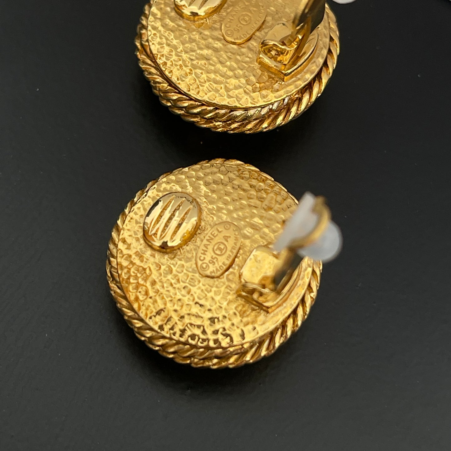 Chanel 24K Pearl Earclip